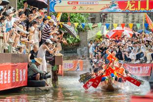 哈兰德本场数据：10次射门2射正，错失3次机会，评分6.5全场最低